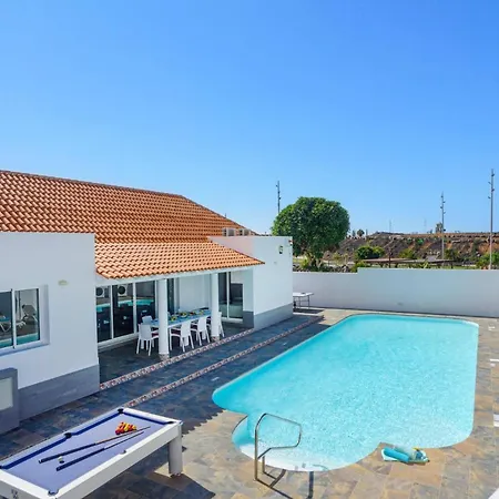 Βίλα Esmeralda By *