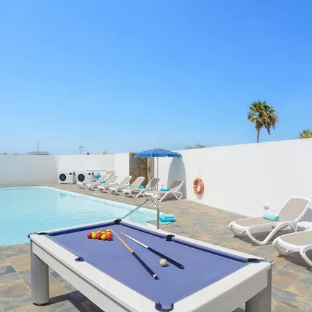 Βίλα Esmeralda By *